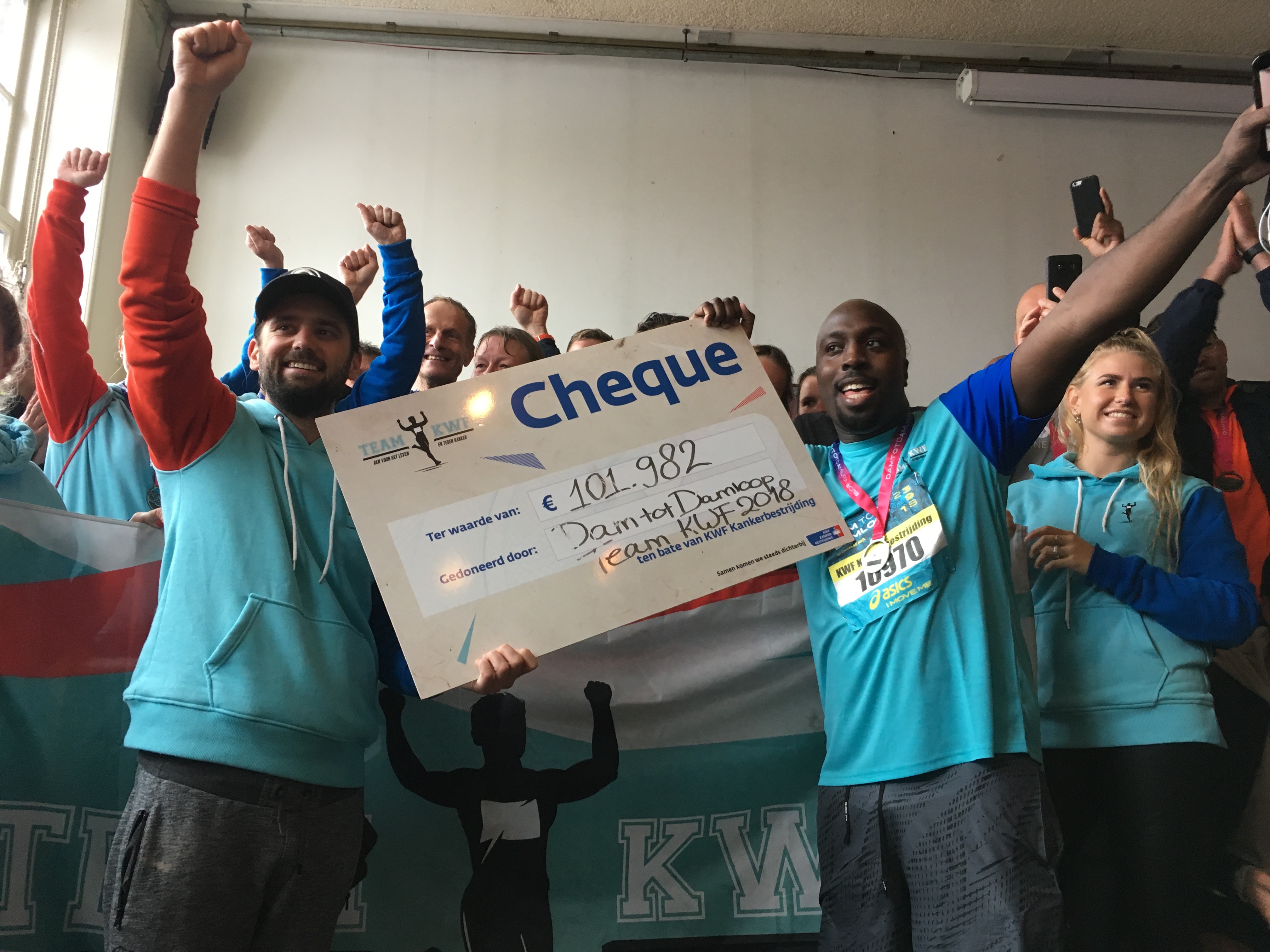 Renners met cheque Dam tot Damloop 2018