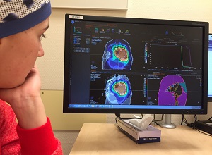 Jelena bekijkt haar scans op een monitor
