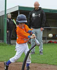 Jongen speelt honkbal