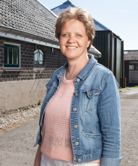 Angela buiten voor haar boerderij