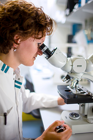 Willemijn werkt in het lab