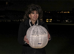 Prof. Eveline Bleiker met lampion in Olympisch Stadion