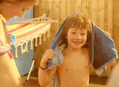 Jongen droogt zich af met handdoek