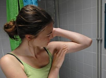 Vrouw onderzoekt haar huid