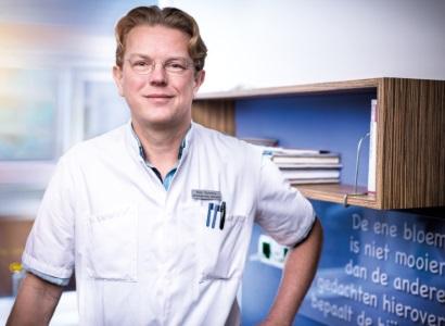 Zorgverlener met witte jas