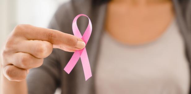 hand houdt roze lintje vast