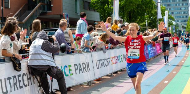 Vrouw rent in marathon Utrecht