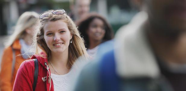 meisje met rood vest in straatbeeld