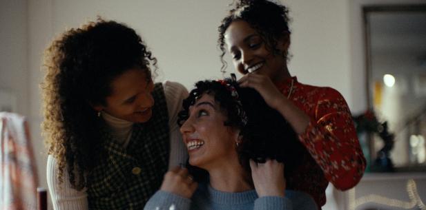 Vriendinnen helpen elkaar met haarsjaal