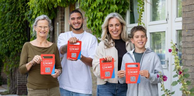Collectanten met collectebord KWF