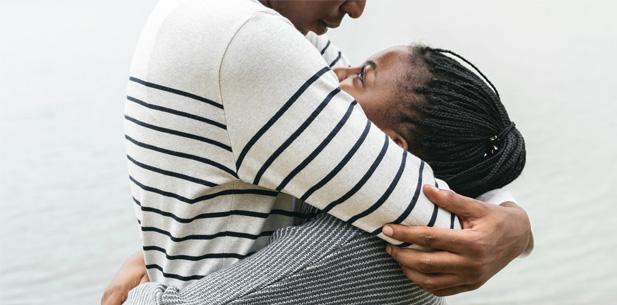 man en vrouw die knuffelen