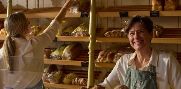 2 vrouwen aan het werk in een bakkerswinkel