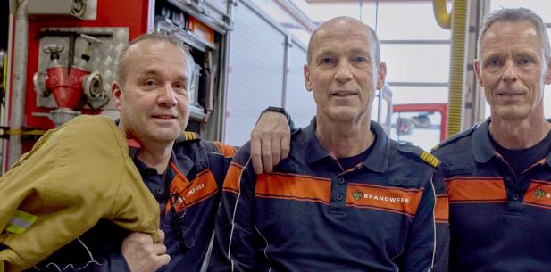 Brandweermannen in kazerne