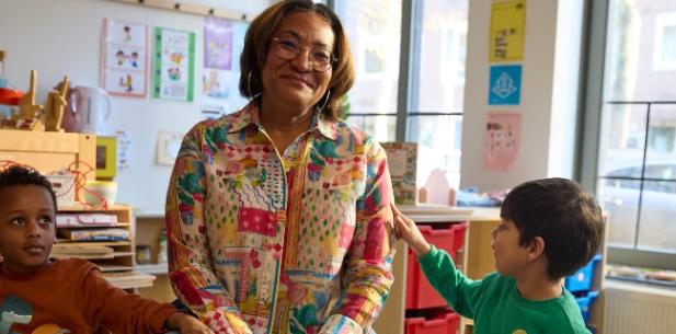 Schooljuf met kleuters in de klas