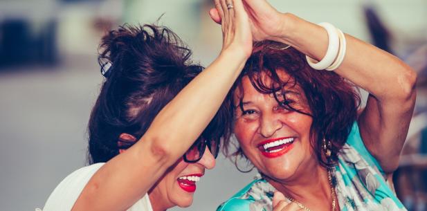 Lachende vrouwen geven elkaar een high five