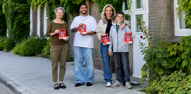 Groep collectanten op straat met collectebord