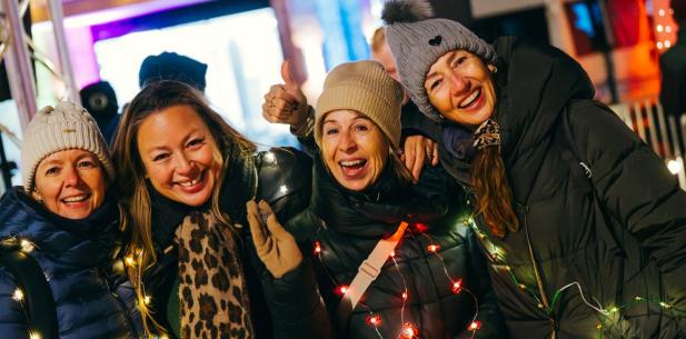 Deelnemers aan een lightwalk