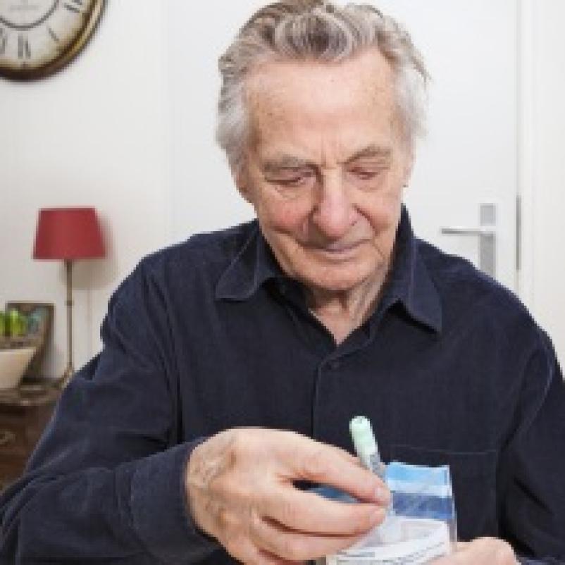 Meneer met zelftest bevolkingsonderzoek darmkanker