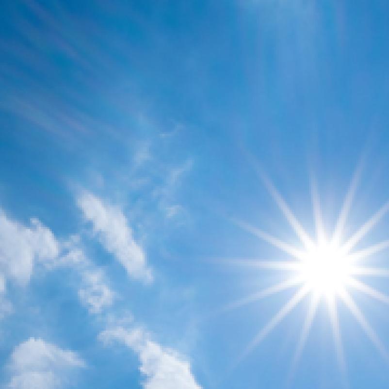 Blauwe lucht met de zon.