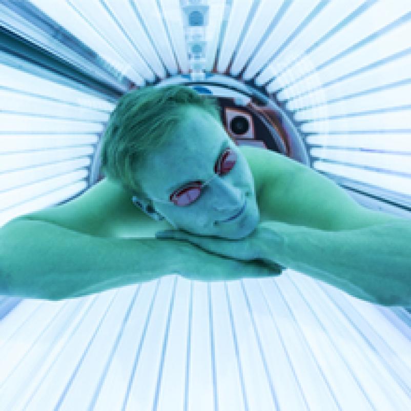 Meneer onder zonnebank
