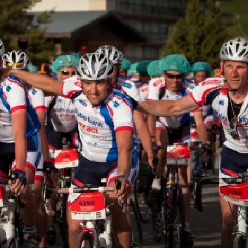 Groep fietsers op Alpe d'Huzes