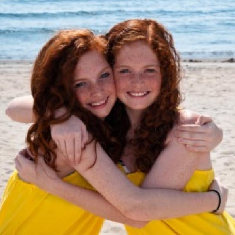 Twee meisjes in de zon
