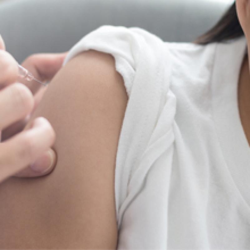 Meisje wordt gevaccineerd in bovenarm