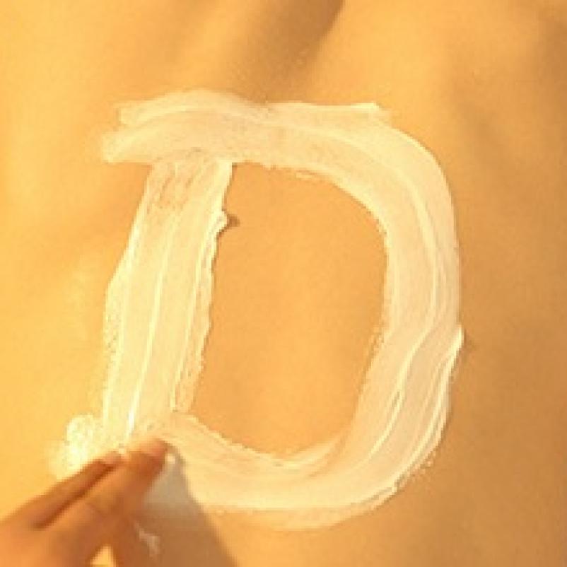 Ingesmeerde rug met letter D.