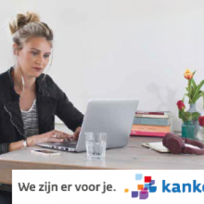 Vrouw achter laptop met logo en pay-off van kanker.nl in beeld
