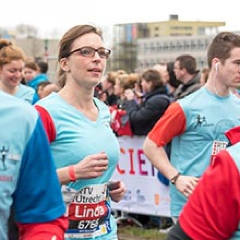 Rennende mensen in actie voor KWF