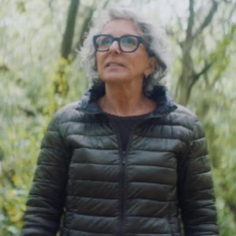 Vrouw loopt door het bos