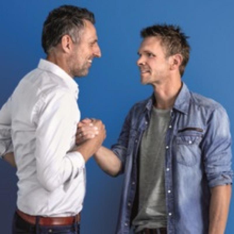 Patrick en Mathieu geven elkaar een hand