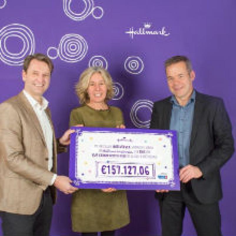 Hallmark overhandigt cheque aan KWF