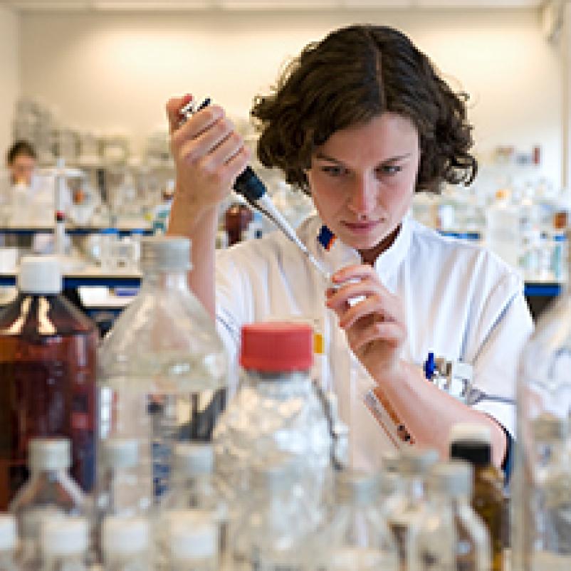 Onderzoeker Renske Altena in het laboratorium.
