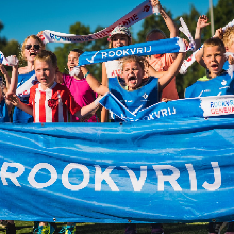 Rookvrij spandoek op een sportterrein.