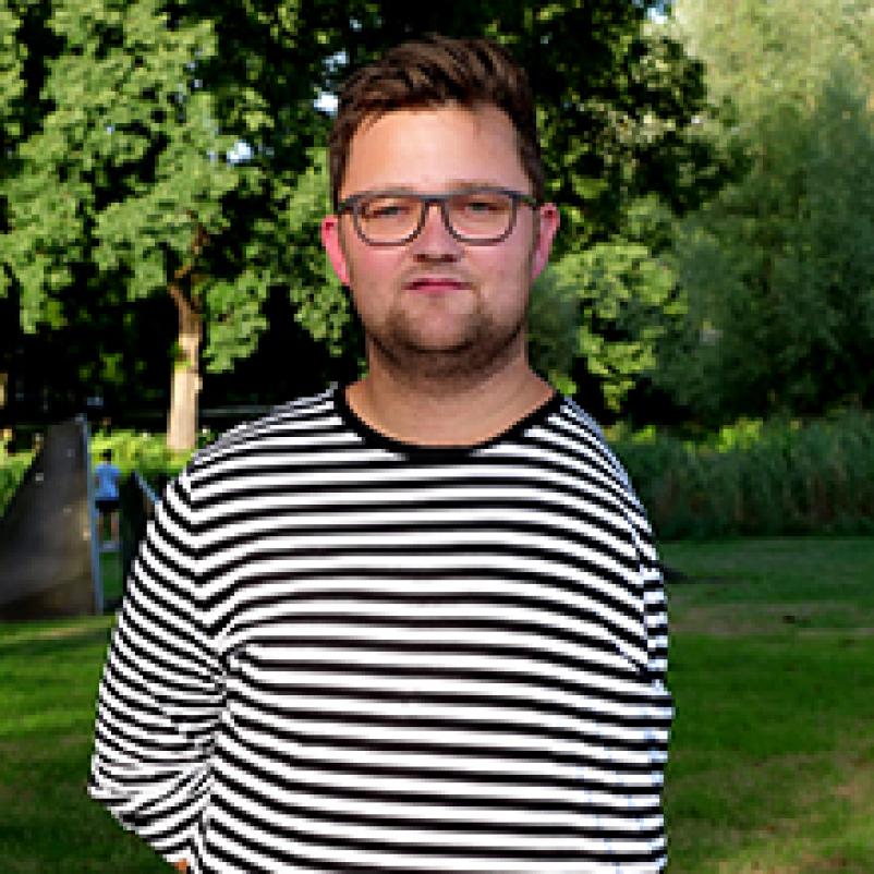 Portret van Thijs in het park