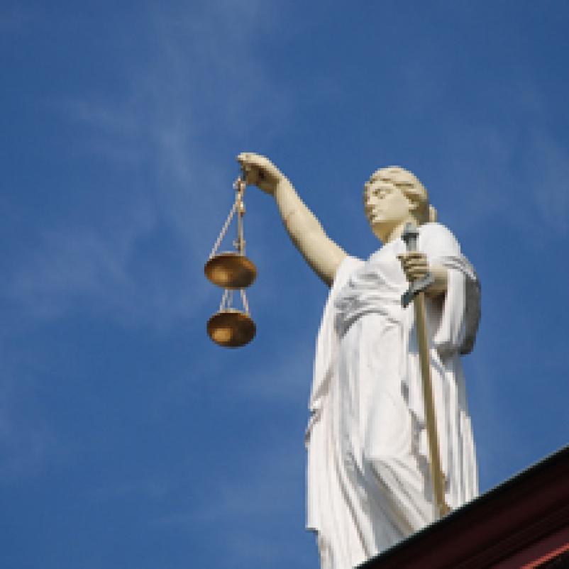 Beeld van Vrouwe Justitia op gebouw