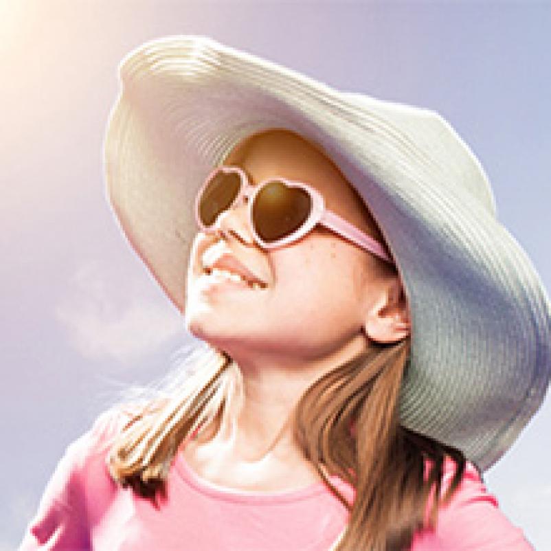 Meisje kijkt in zon