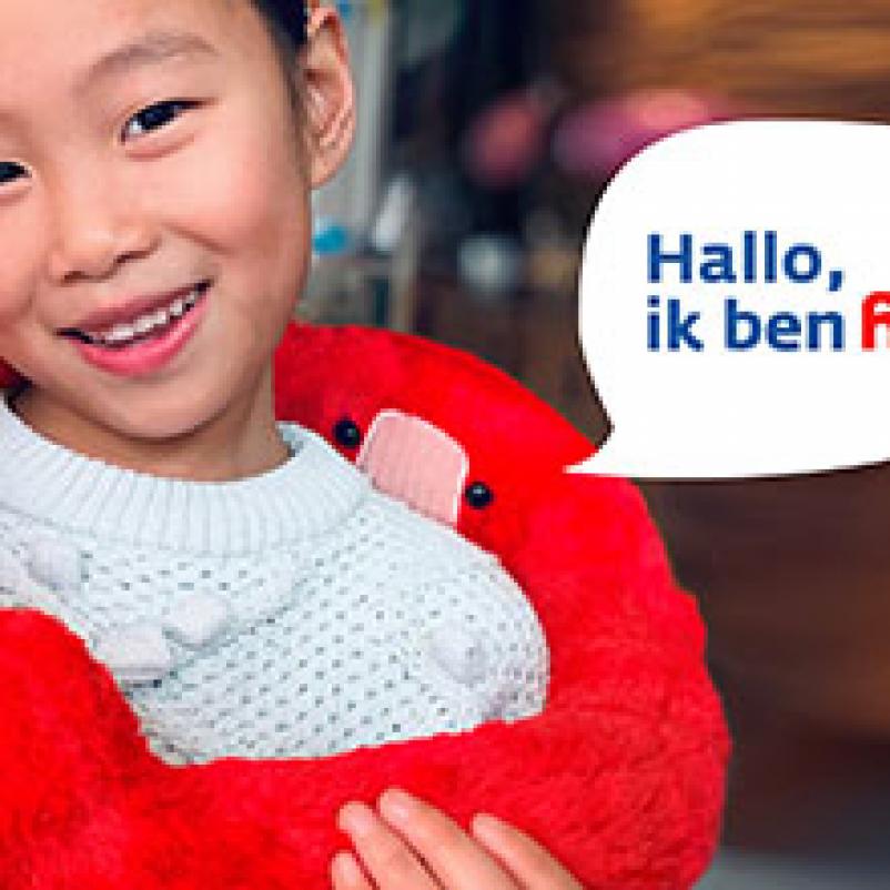 Meisje met Hug om haar heen.