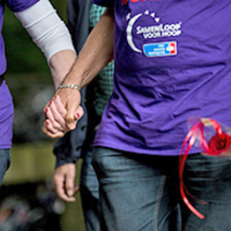 SamenLopers hand in hand aan het lopen tijdens de SamenLoop.