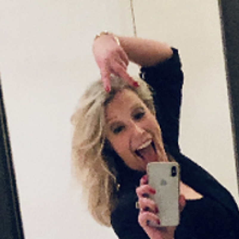 Michelle maakt selfie in de spiegel