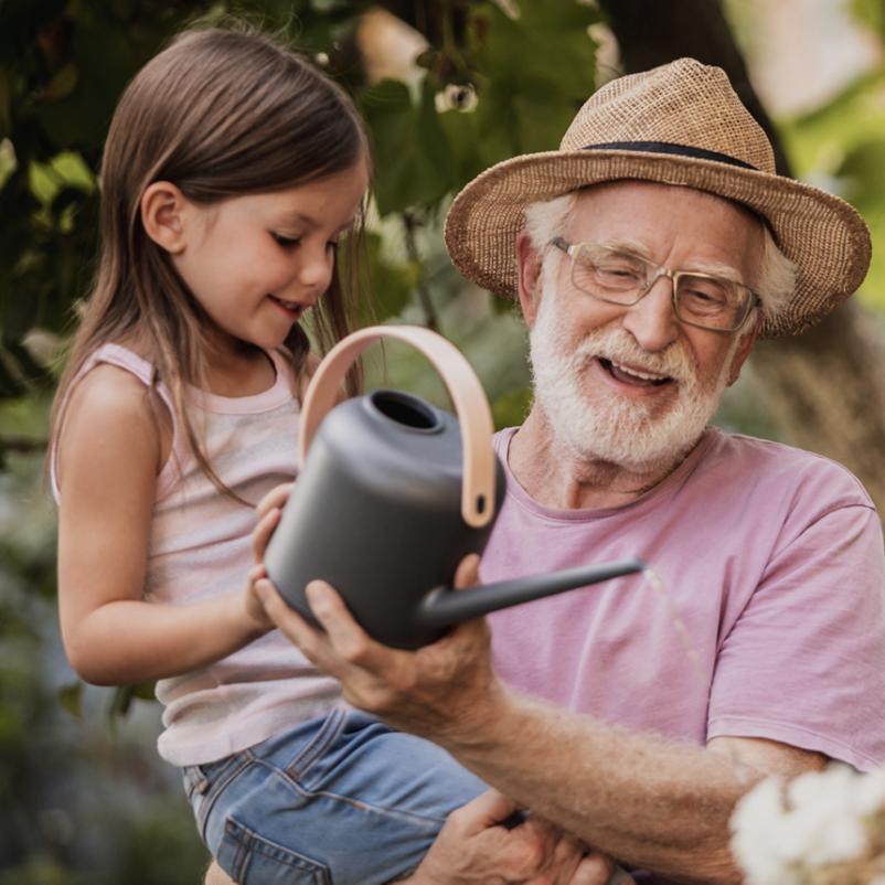 Man en kind geven samen planten water