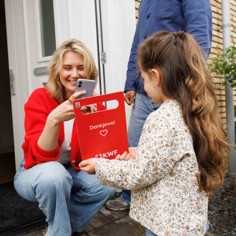 Kind met collectebord aan deur