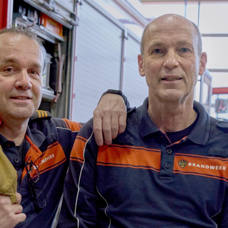 Brandweermannen in kazerne