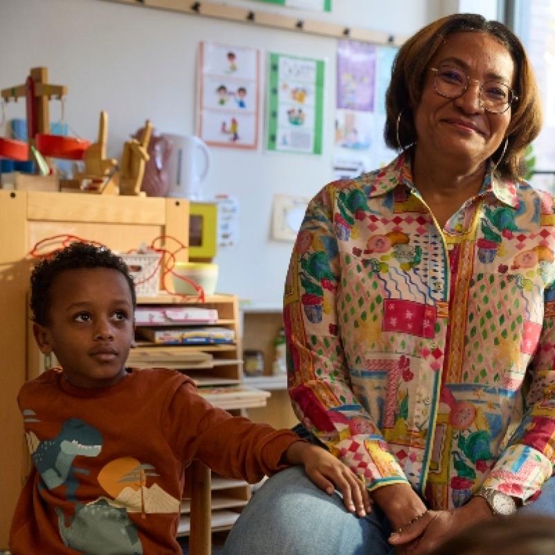 Schooljuf met kleuters in de klas