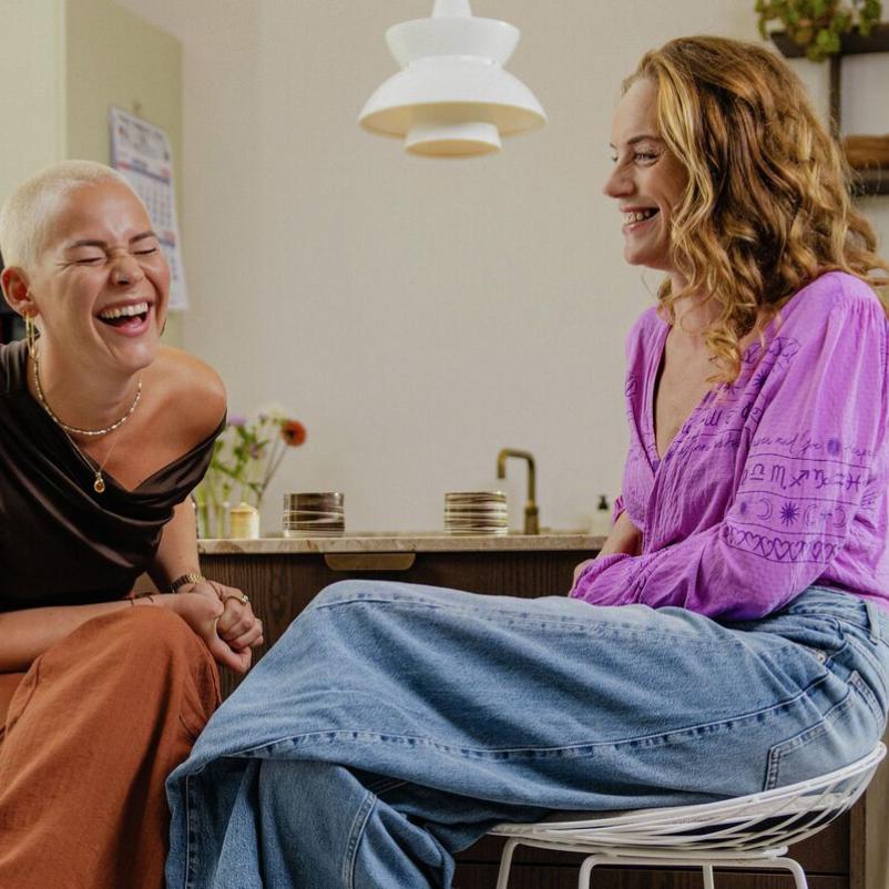 2 vriendinnen lachend in de keuken