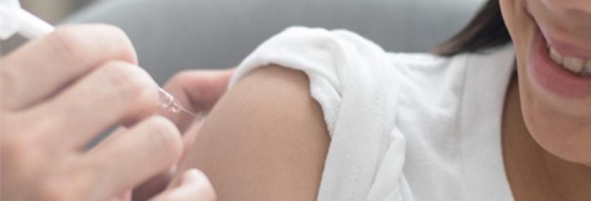 Meisje wordt gevaccineerd tegen HPV in bovenarm