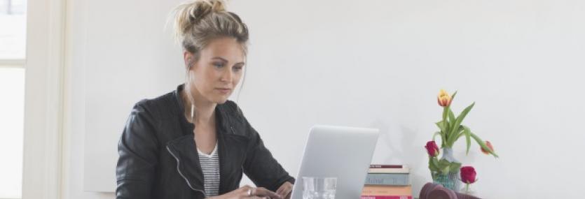 Vrouw achter laptop