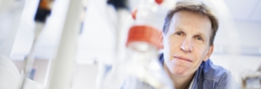 Ton Schumacher in het laboratorium