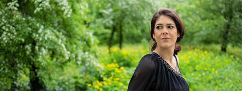 Portret Maryam buiten met bomen